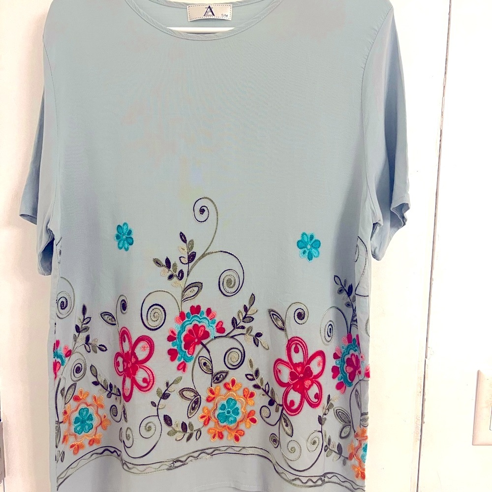 Beautiful top with embroidered flowers. Linen like fabric.
